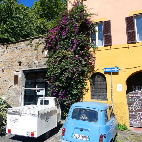 Oude auto in wijk Trastevere Rome