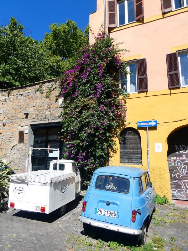 Oude auto in wijk Trastevere Rome