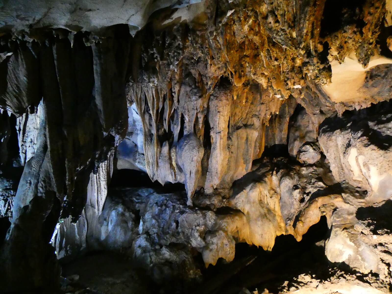 Coverfoto verlichte rotsen Trung Trang Cave