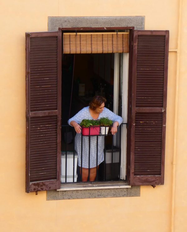 Vrouw uit raam wijk Trastevere Rome