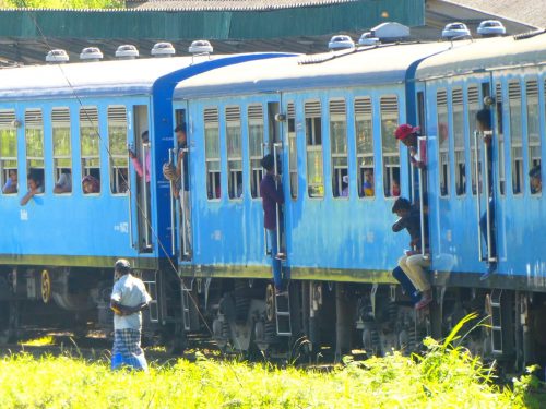 Coverfoto blauwe trein Sri Lanka