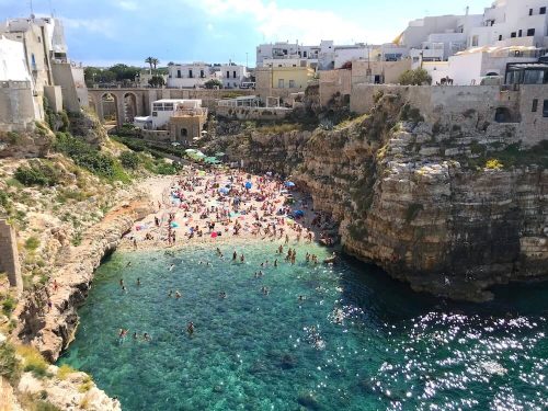 Polignano a Mare uitzicht bovenaf rots