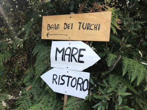 wegwijzer baia del turchi