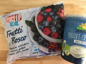 yoghurt en frozen fruit