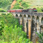 Trein over spoor Ella Nine Arch Bridge