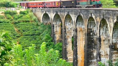 Trein over spoor Ella Nine Arch Bridge