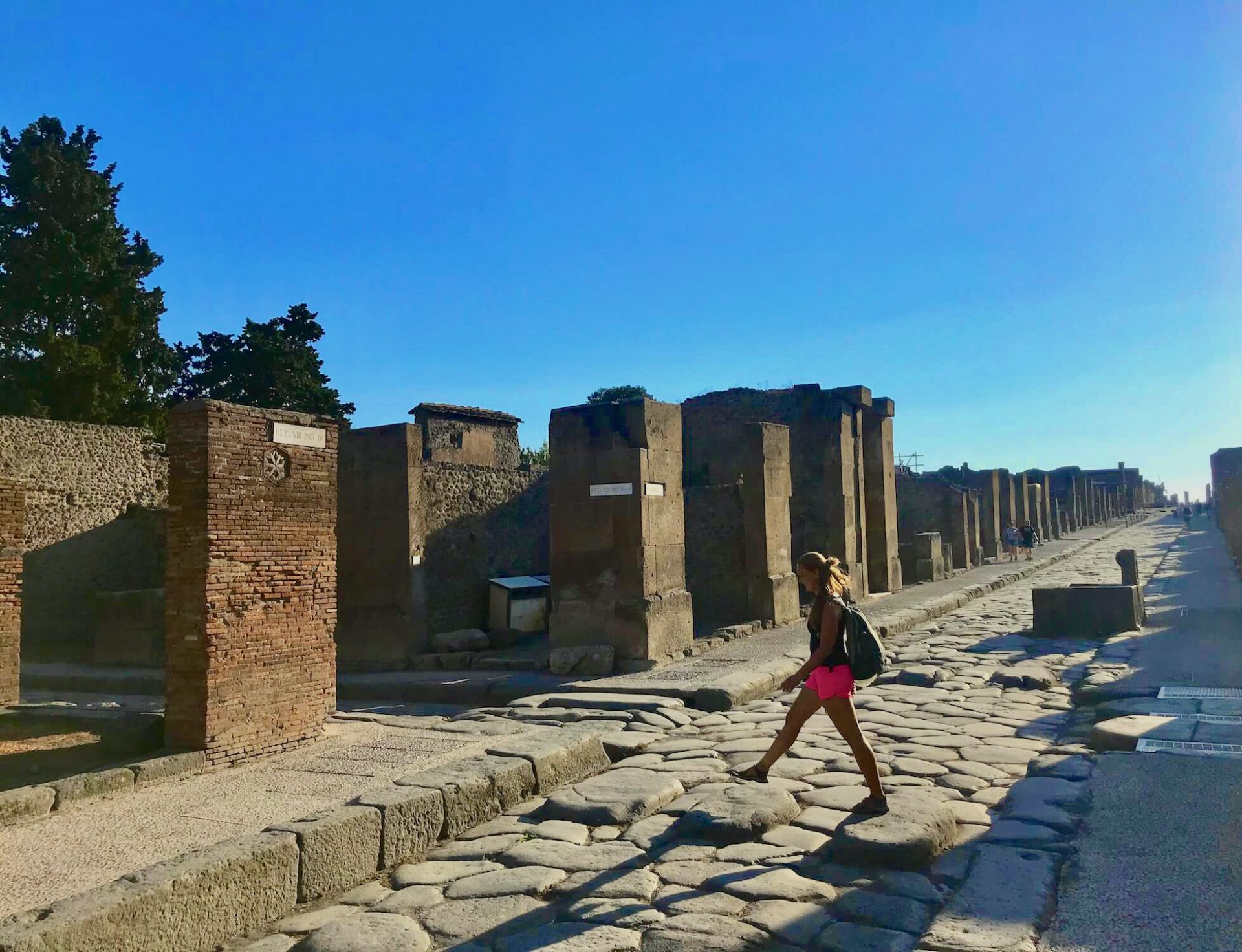 Annick in Pompeii oversteken zebrapad