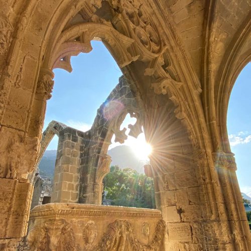 doorkijkje Bellapais klooster Kyrenia Cyprus