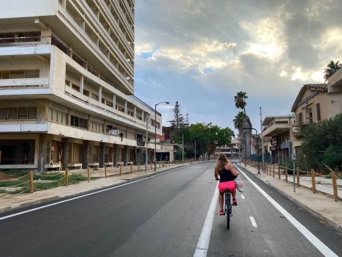 Annick fiets Varosha Famagusta