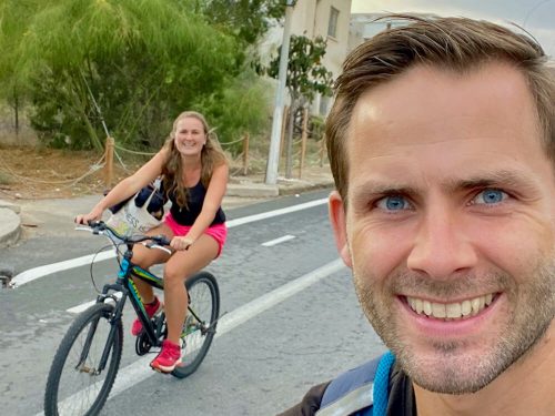 Gieljan en Annick op de fiets in Famagusta