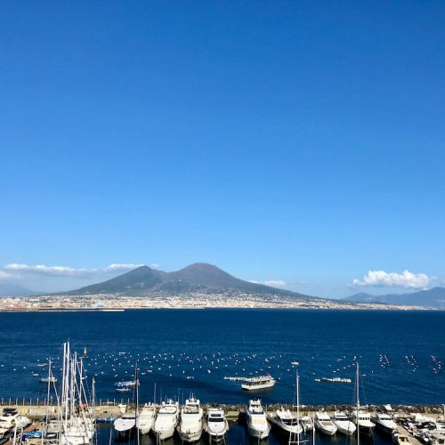 Uitzicht vanaf Castel dell'Ovo op Vesuvius