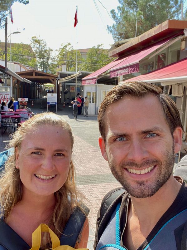 Annick en Gieljan bij grensovergang Nicosia in Cyprus