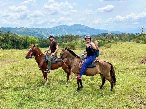 Annick en Gieljan paardrijden San Agustin Colombia coverfoto