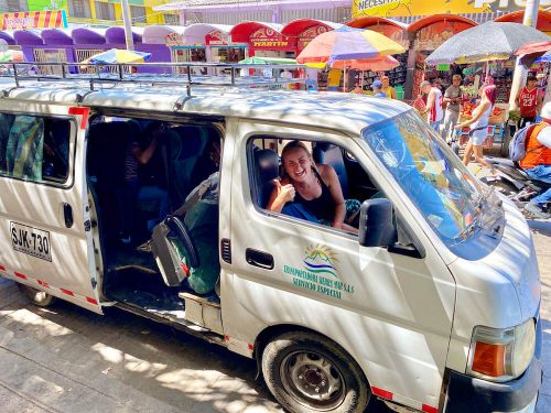 Annick in busje van Santa Marta naar Minca