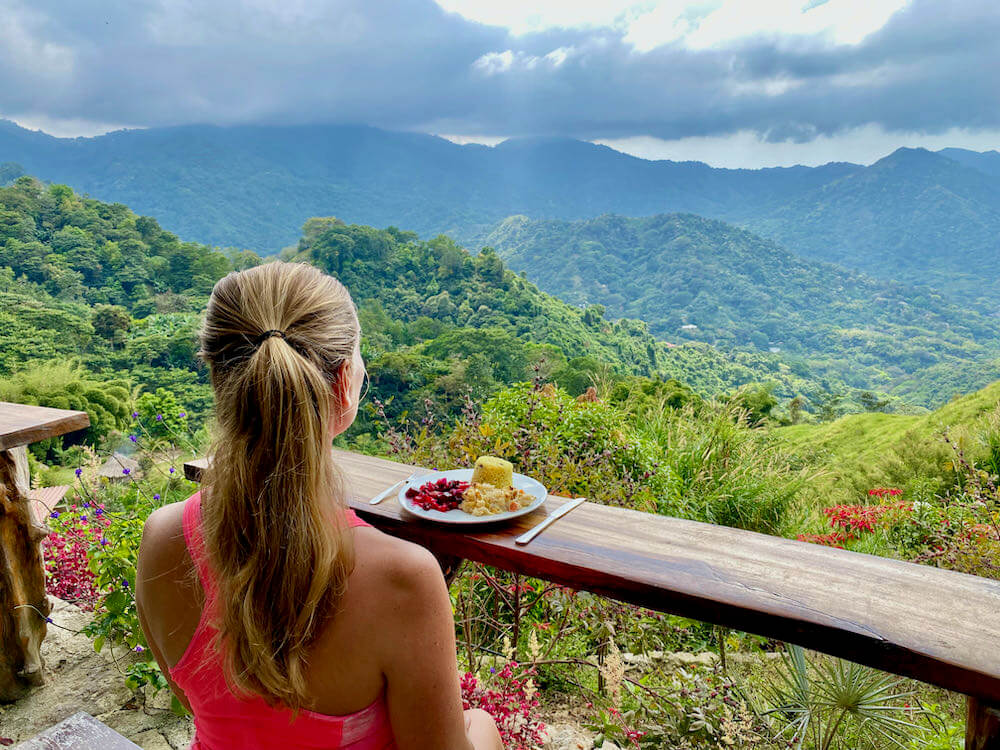 Annick lunch bij Mundo Nuevo Eco Lodge Minca
