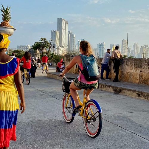 Annick op de fiets in Cartagena Colombia