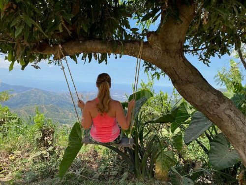 Annick op schommel tijdens hike naar Mundo Nuevo