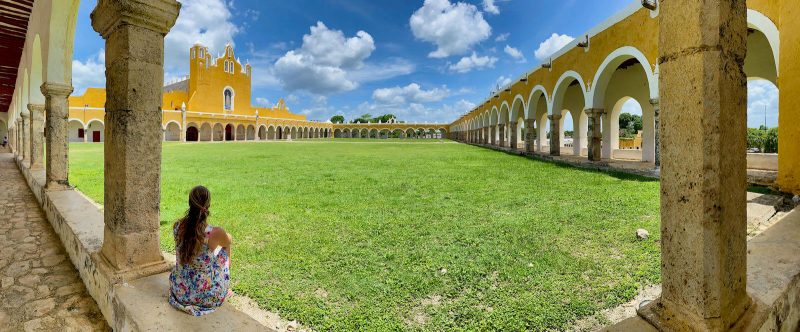 Annick voor klooster Convento Franciscano met bogengallerij Izamal Yucatan