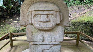 Beroemd beeld mannetje met handjes San Agustin archeologisch park Colombia