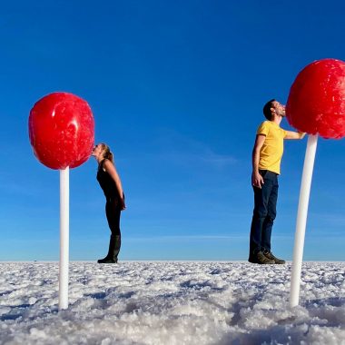 Gieljan en Annick foto met gek perspectief met lollie zoutvlakte Salar de Uyuni