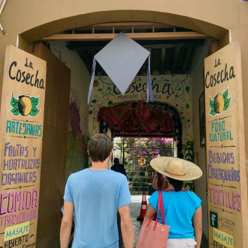 Gieljan en gids Betsy La Cosecha markt Oaxaca
