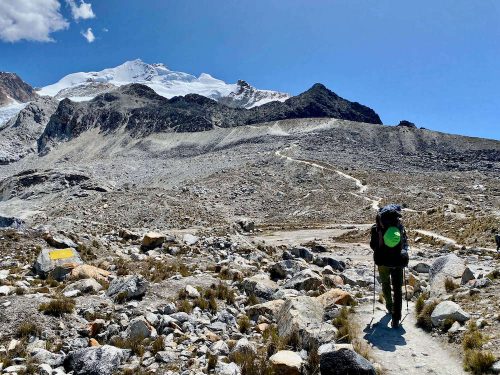 Gieljan met bagage op dag 2 van klim Huayna Potosi Bolivia