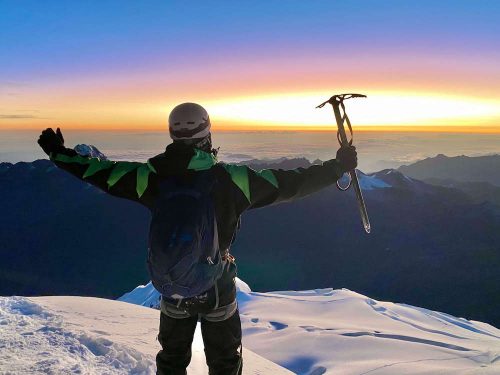 Gieljan op de top 6088 met bagage op dag 2 van klim Huayna Potosi Bolivia