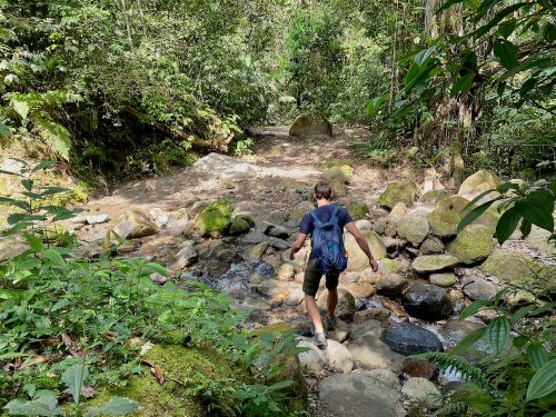 Gieljan rivier oversteken hike naar Marinka watervallen