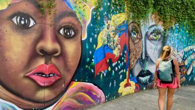 Street art muurschildering met Annick in Comuna 13 in Medellin Colombia