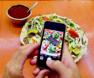 Street food Tlayuda in Oaxaca markt Mexico