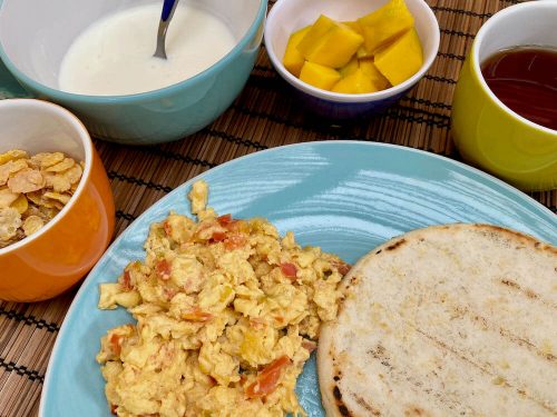 Typisch ontbijt Colombia arepa met ei