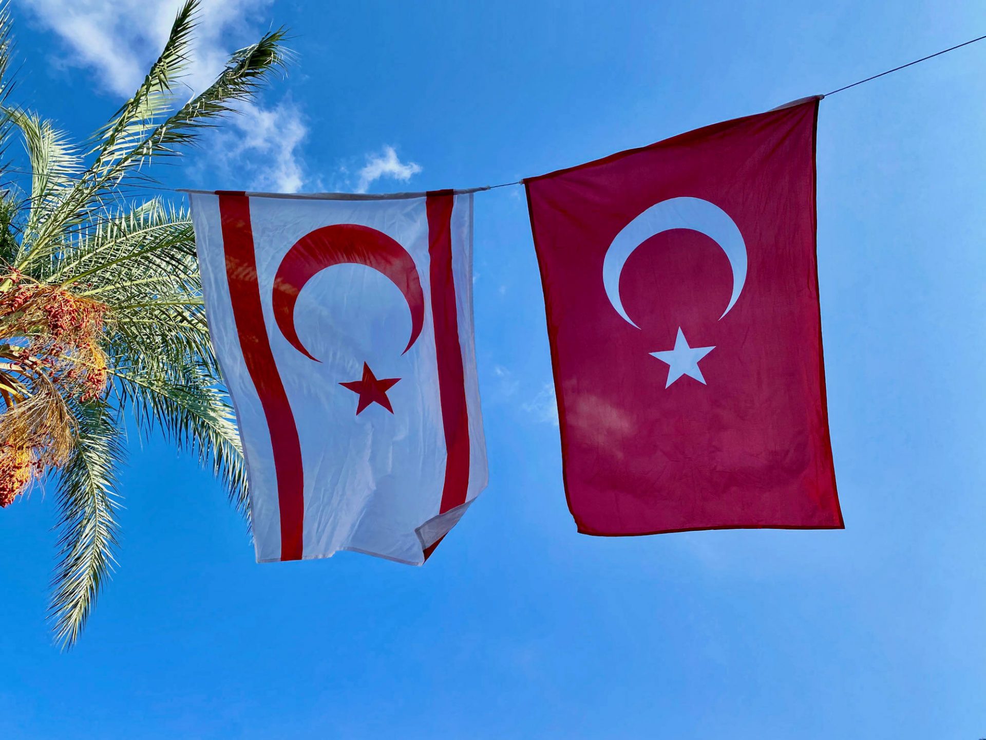 Vlaggen Turkije en Turkse deel Cyprus